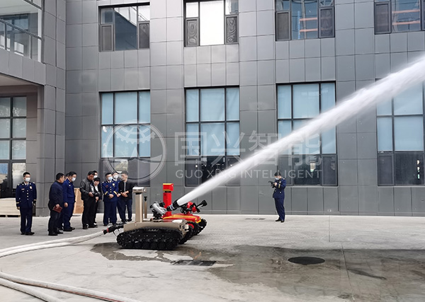 防爆消防灭火侦察机器人打水测试